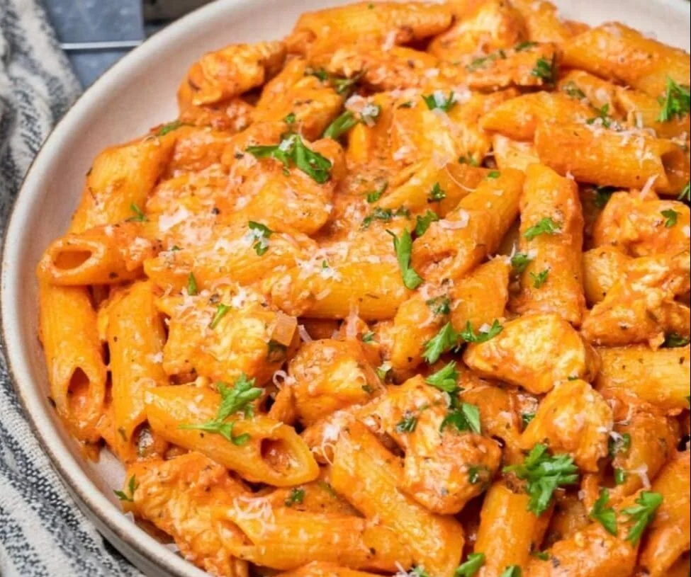 Easy Chicken Penne Arrabbiata 2 Delicious easy chicken penne arrabbiata served in a bowl