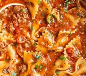 Easy Lasagna Soup Recipe | The Kitchen Girl | Lazy lasagna soup recipe, Lasanga soup recipes, Lasagna soup crockpot recipe 6 Delicious bowl of easy lasagna soup topped with cheese and fresh herbs