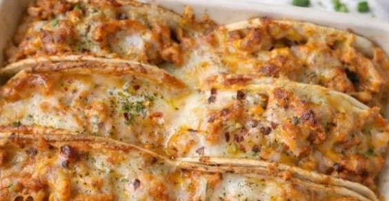 Easy Baked Chicken Bacon Ranch Tacos 2 Easy baked chicken bacon ranch tacos ready to serve on a plate