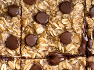 Easy Banana Bread Oatmeal Bars 6 Delicious easy banana bread oatmeal bars topped with banana slices