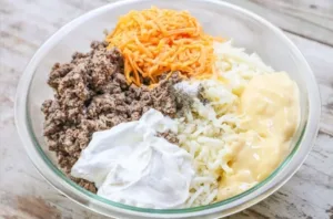 Easy Beef Hashbrown Casserole 6 Delicious beef hashbrown casserole topped with melted cheese and crispy hashbrowns