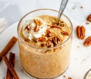 Protein-packed pumpkin pie overnight oats in a mason jar for a nutritious breakfast.